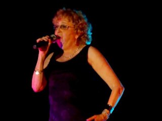 Piaf : Non, je ne regrette rien interprètée par Brigitte Blé.