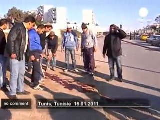 Tunisia: citizens defend themselvse against... - no comment