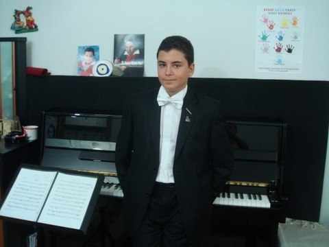 Beethoven Sonat Beethoven Rondo Piyano ile Çalıyor. Klasik batı Müzikleri koncerto koncerito oratoryo senfoni koncçertino mazurka etüd stil asıllı ingiltere opera eğitimi italyanca Bethoven alman besteci absolüd