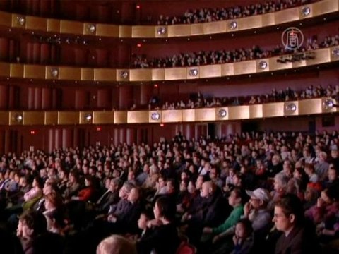 Представители китайской общины рукоплещут Shen Yun
