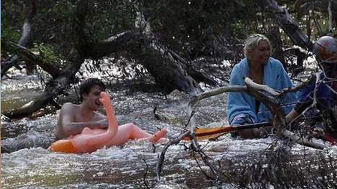 Sauvés des eaux par une poupée gonflable