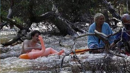 Sauvés des eaux par une poupée gonflable