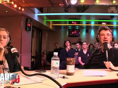 Justin de chez Cauet déguisé en perroquet sur NRJ