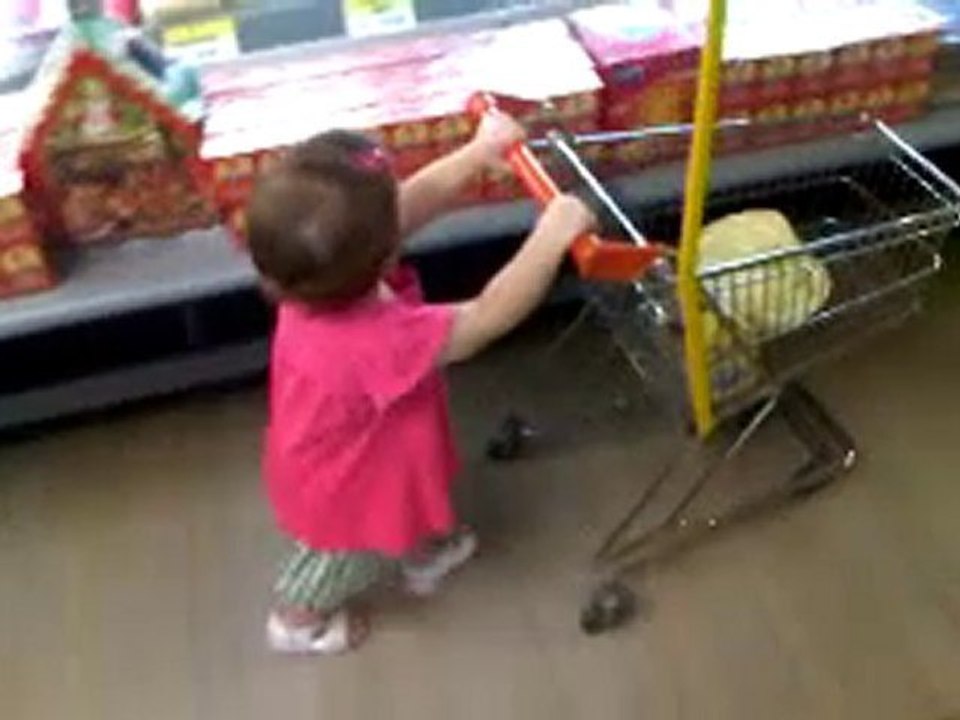 luli haciendo mercado