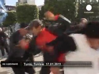 Une manifestation est dispersée aux gaz... - no comment