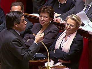 Tunisie: Fillon dit sa "confiance" à Alliot-Marie