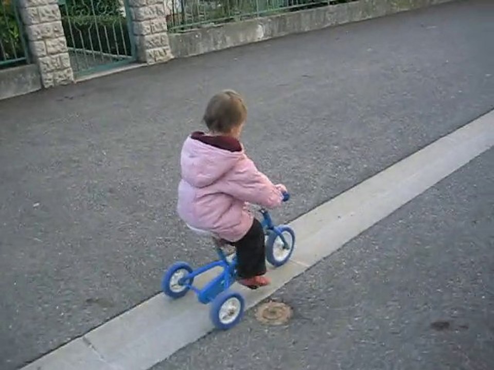 Anais en tricycle rue des roses