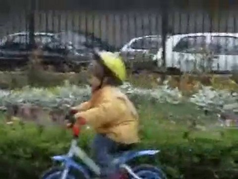 200904 ELLIOTT PEDALE SANS ROULETTES ET JOUE DANS LE PARC