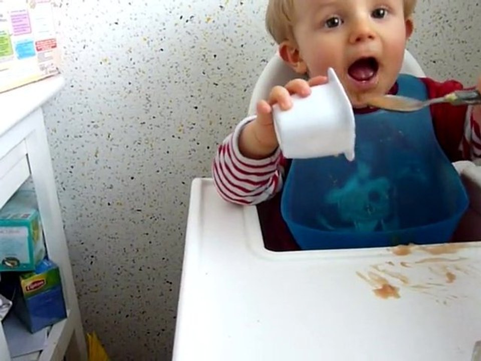 20110105 Romain mange tout seul Merignac