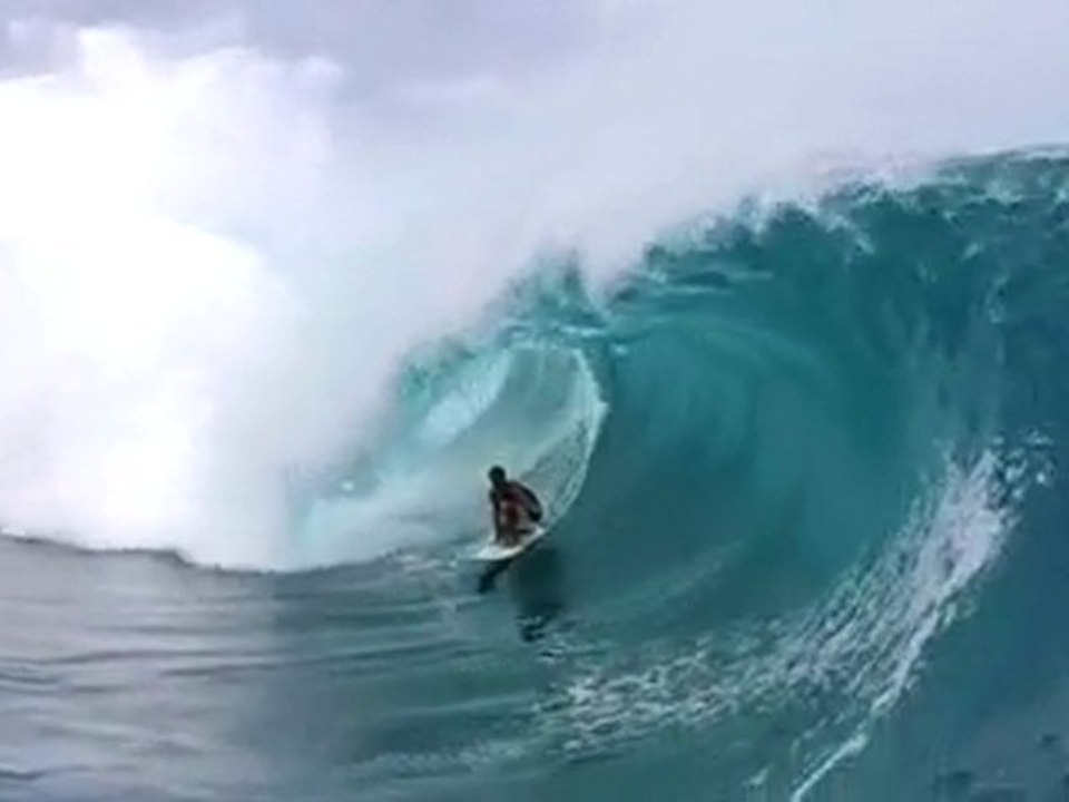 TUHITI surfs Teahupoo