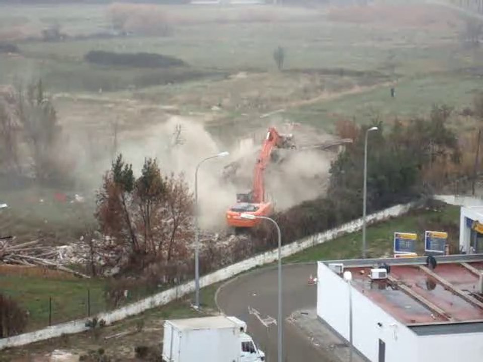 Derribo casas tras gasolinera Shell