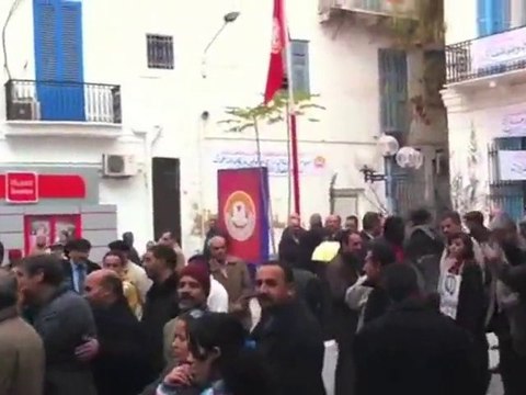 Les manifestants se massent devant le siège de l’UGTT