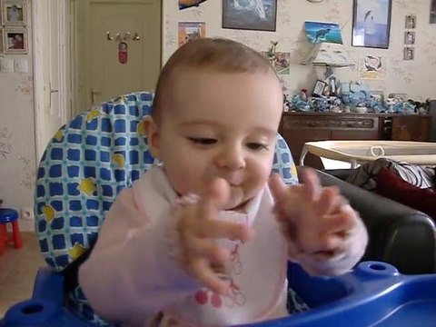 Lana mange a la cuillère