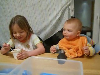 Prune donne à manger à Abel