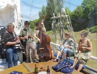 Découvrez la Gabare 'Deux Frères' : Un Voyage au Cœur de l'Histoire Fluviale 🚤