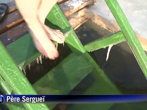 Epiphanie: les Russes sautent dans l'eau glacée corps et âme