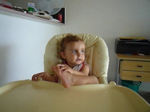 Eléonore chante Papa Noël