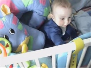 201005 JO JOUE DANS SON LIT