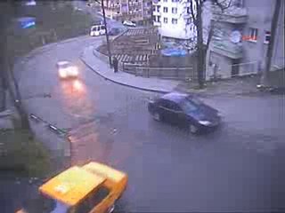 rize-kontrolden-cikan-otomobil-kadina-boyle-carpti[1]