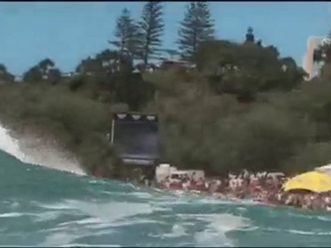 Jordy Smith Advances - 2010 Quiksilver Pro Australia