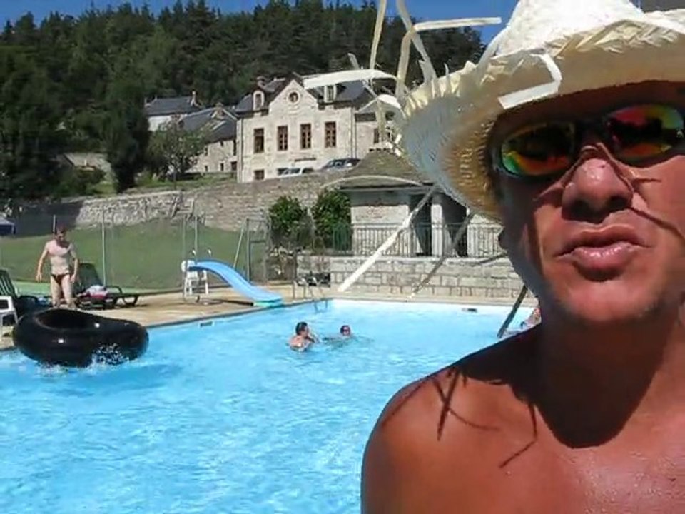 Saint Just la piscine de la commune en été