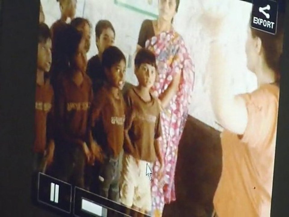 APRES SCHOOL, un an après, les enfants visionnent une vidéo