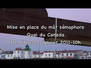 Mise en place du mât de sémaphore quai Canada à l'Île d'Yeu