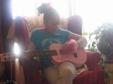 Mi nieta Cantando y Tocando su Guitarra