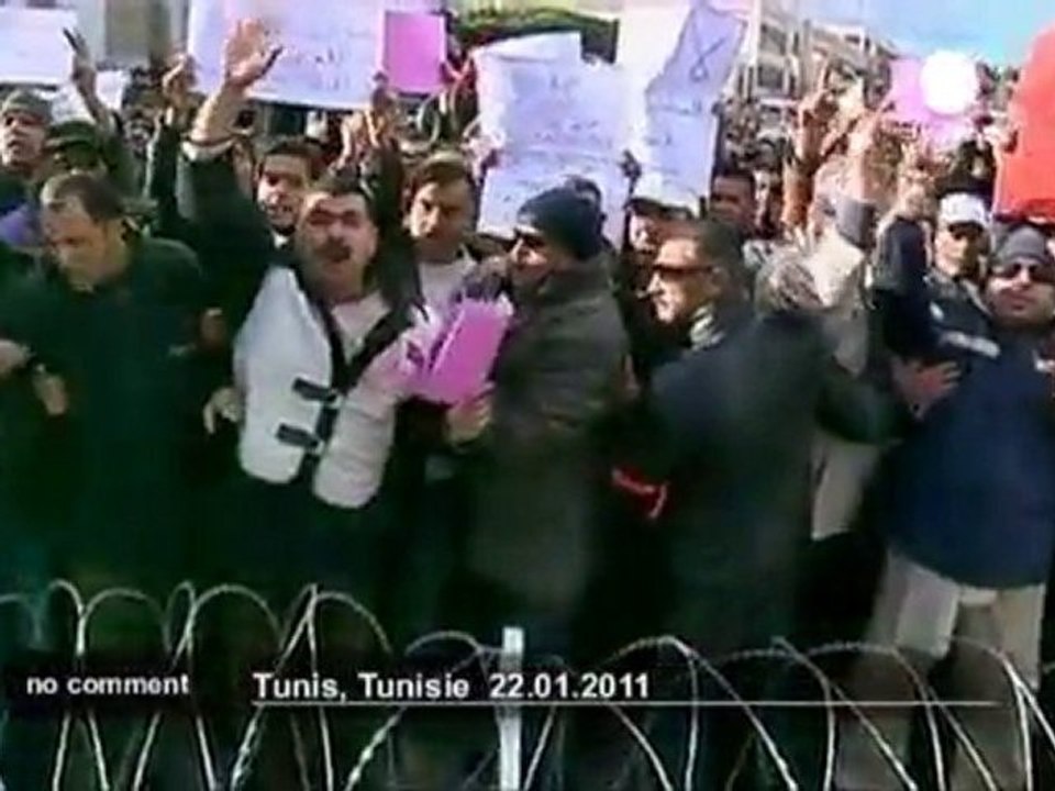 La police tunisienne rejoint les manifestations - no comment