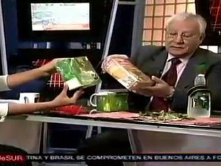 Jorge Alvarado explica cultura de masticado de coca en Bolivia