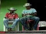 Indígenas colombianos que fabrican tradicionales sombreros