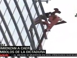 Manifestantes arrancan el nombre del partido de Ben Alí de su sede en Túnez