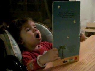 Olivia lit une histoire