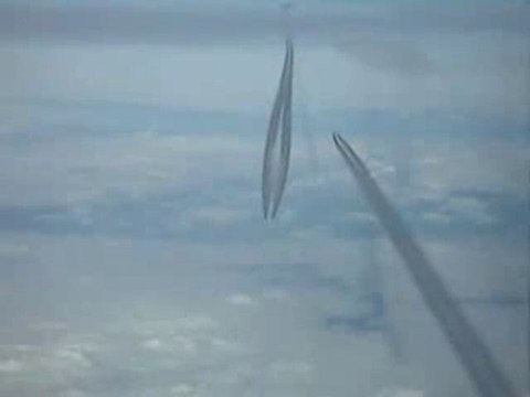 Chemtrails Depuis un Cockpit d'Avion Filmé par un Pilote
