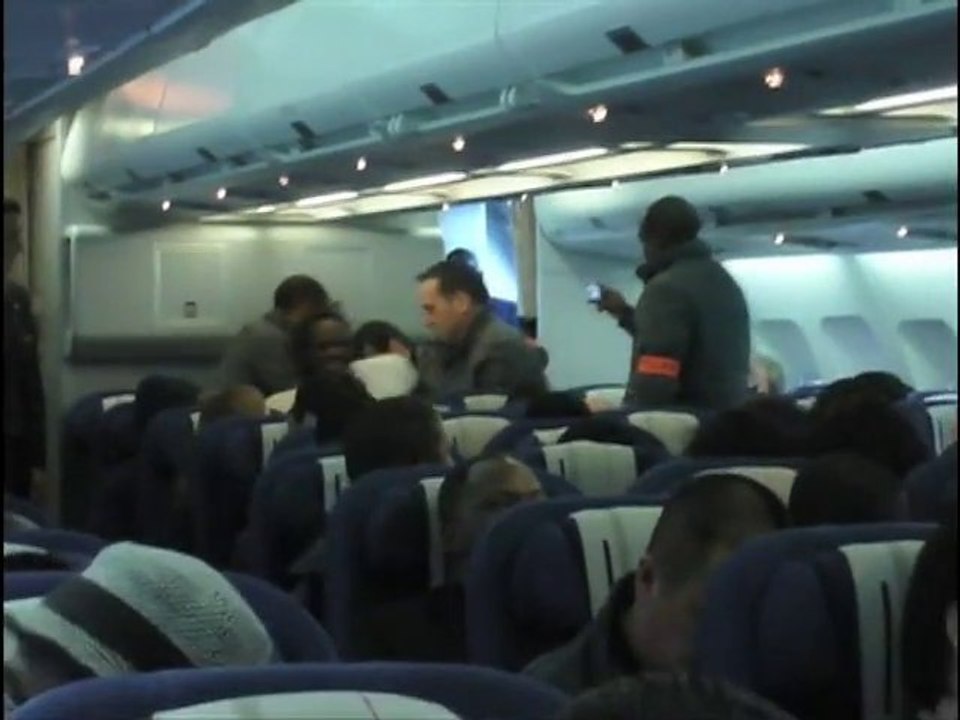Un passager d'un vol Air France filme une expulsion 1/3