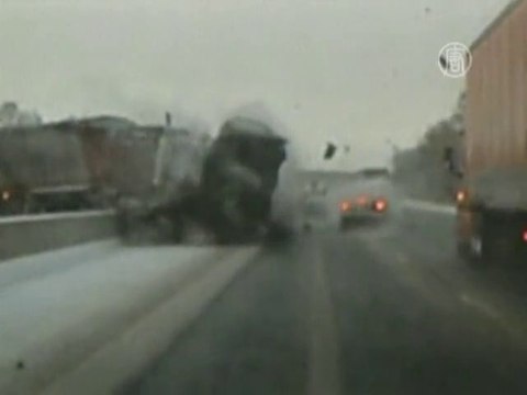 БК: фура вылетает на встречную полосу