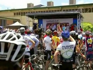 Легендарный велогонщик помогает жертвам наводнения