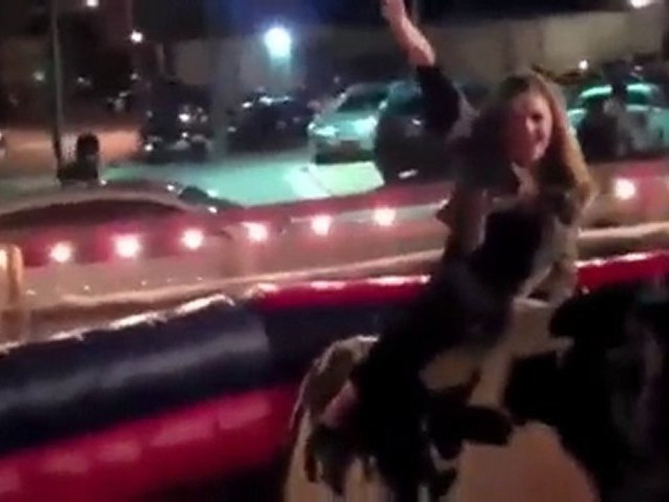 Bionda su toro meccanico: divertimento garantito