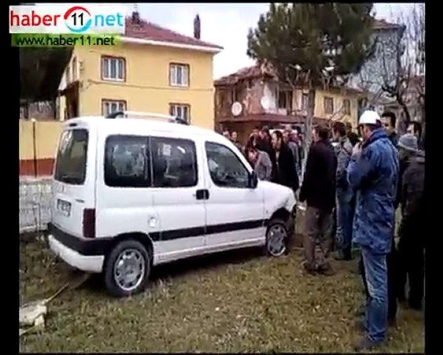 YENİPAZAR'DA DEVRİLEN ARACI BÖYLE DÜZELTTİLER
