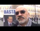 Piazza di Monte Citorio: raccolta firme contro il Governo.