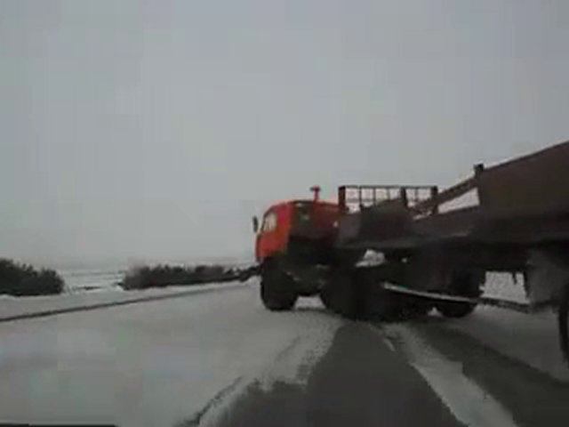 Video Pericolosa inversione ad U su strada ghiacciata