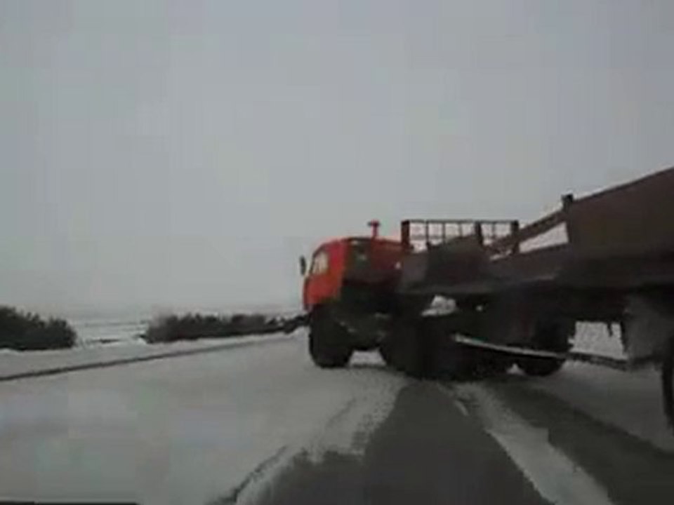 Pericolosa inversione ad U su strada ghiacciata