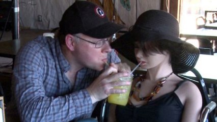 Il vit avec une poupée plus vrai que nature.