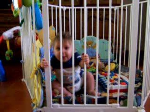 greg se met debout tout seul