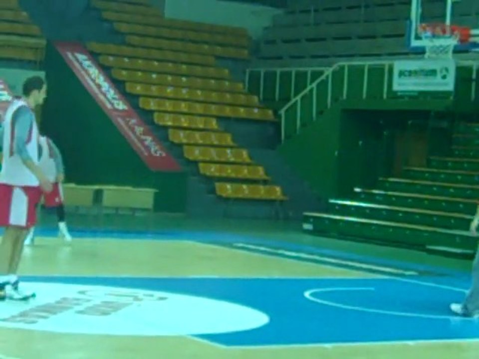 Ο Σπανούλης σουτάρει τρίποντα