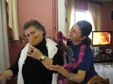 selma ablam sarkı soyluyor