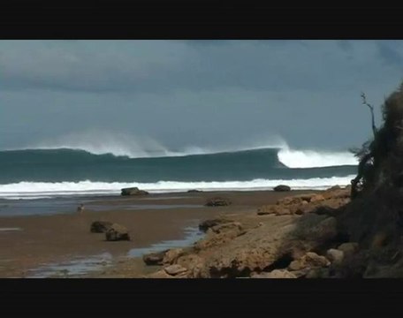 Adam Robbo & Nic Muscroft surfing Winki