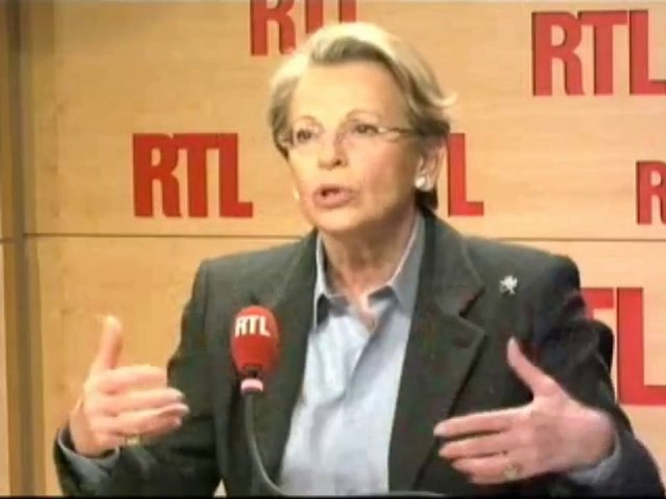 Michèle Alliot-Marie, ministre des Affaires étrangères,