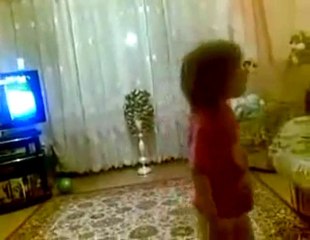 Девочка пилит родителей