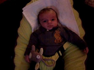 Je commence à tenir mes jouets!